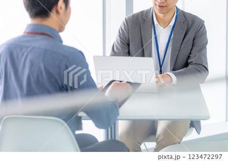 会議をするビジネスマン 123472297