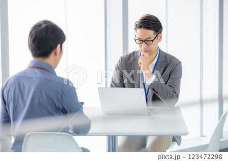 会議をするビジネスマン 123472298