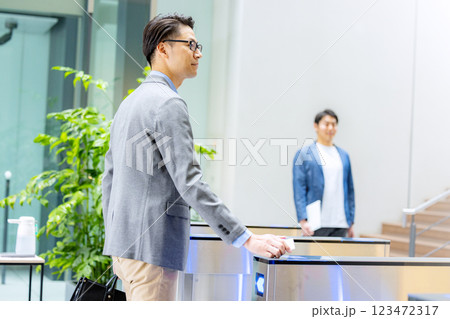 改札を通るビジネスマン 123472317