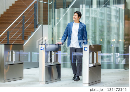 改札を通る男性 123472343