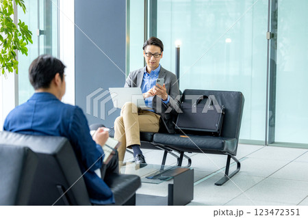 ロビーで仕事をするビジネスマン 123472351