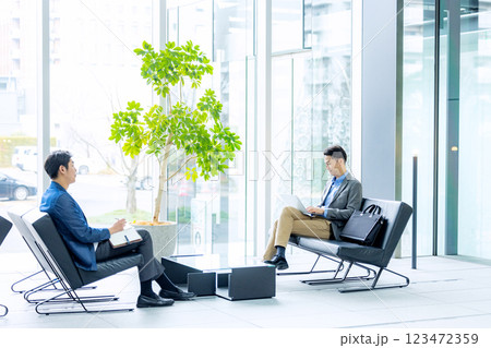 ロビーで仕事をするビジネスマン 123472359