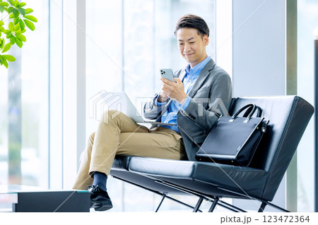 ロビーで仕事をするビジネスマン 123472364