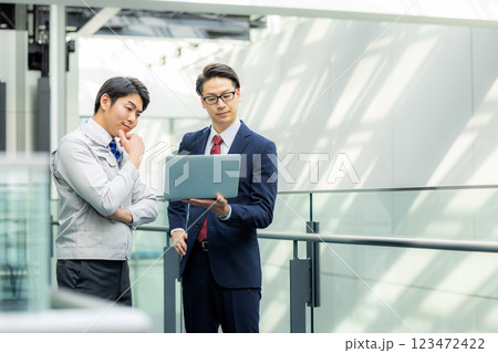 作業着を着た男性 123472422