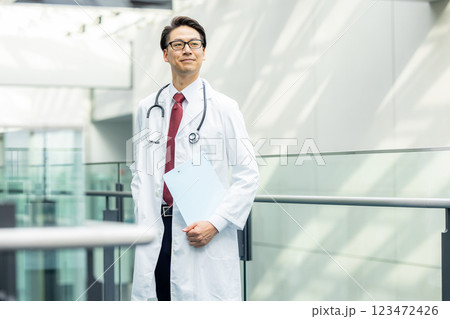 白衣の男性 123472426