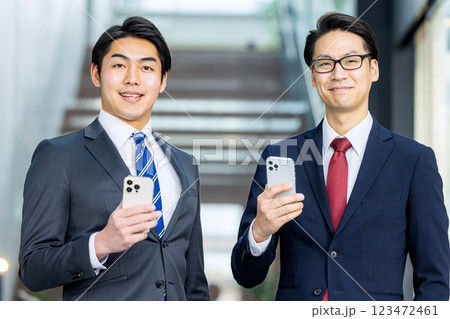 スマホを持つスーツ姿の男性 スマホを持つスーツ姿の男性 123472461