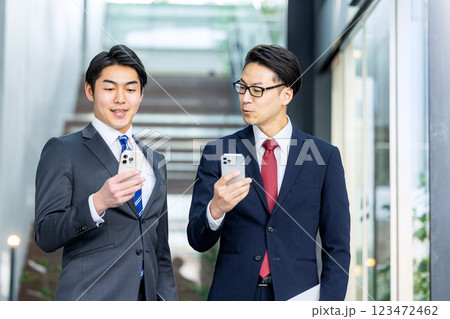 スマホを持つスーツ姿の男性 スマホを持つスーツ姿の男性 123472462