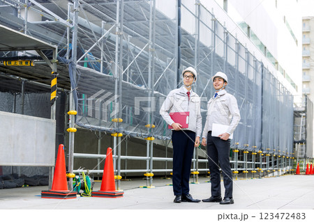 作業着の姿のゼネコン 123472483