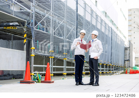 作業着の姿のゼネコン 123472486