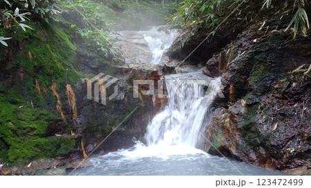 夏の登別温泉大湯沼川天然足湯 123472499