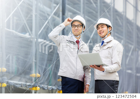 作業着の姿のゼネコン 123472504