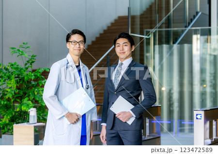 病院で働く医師とスーツの男性 病院で働く医師とスーツの男性 123472589