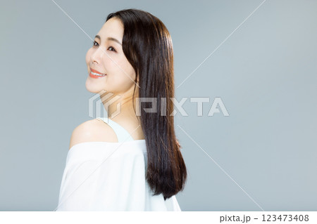 髪をなびかせる女性 髪をなびかせる女性 123473408