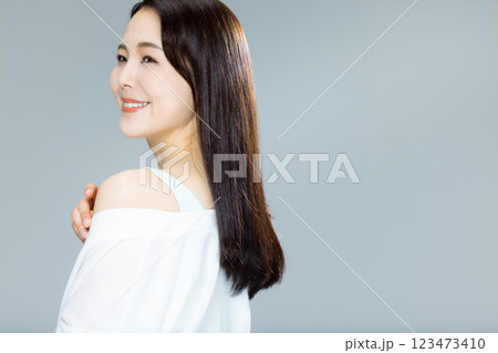 髪をなびかせる女性 123473410