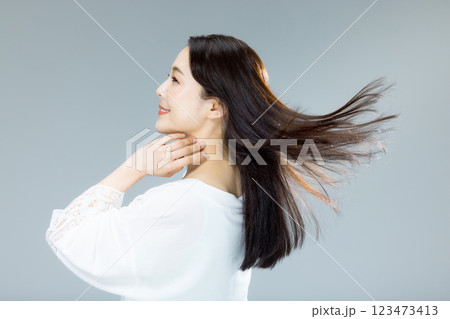 髪をなびかせる女性 123473413
