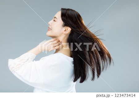 髪をなびかせる女性 髪をなびかせる女性 123473414