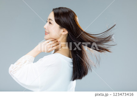 髪をなびかせる女性 髪をなびかせる女性 123473416