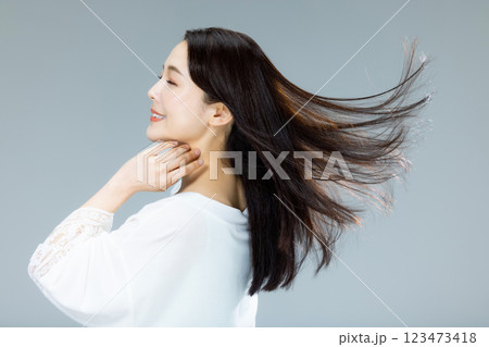 髪をなびかせる女性 123473418