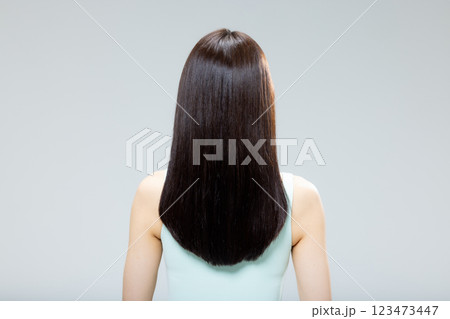 艶やかな髪の女性 123473447
