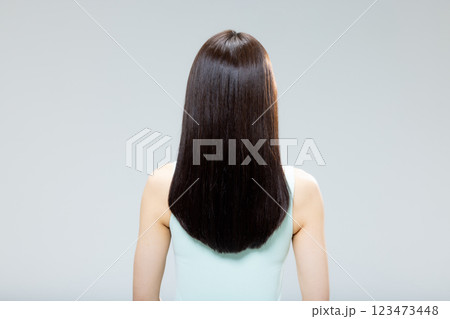 艶やかな髪の女性 123473448