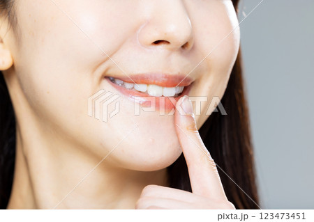 歯を指差す女性 123473451