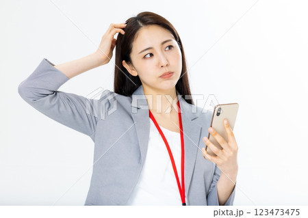 スマホを見て困っているビジネスウーマン 123473475