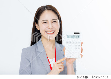 電卓を持つビジネスウーマン 123473483