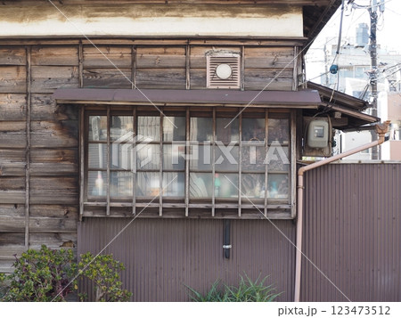 昭和な家屋の台所の窓、東京都大田区山王 昭和な家屋の台所の窓、東京都大田区山王 123473512