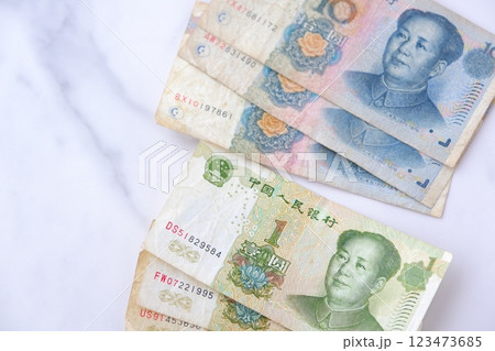 毛沢東の肖像が描かれた中国の通貨、人民元（RMB）の紙幣 123473685