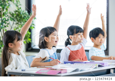 授業で手をあげる小学生 123474414