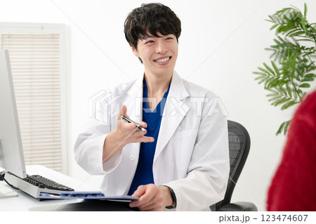 カウンセリングする医師 123474607