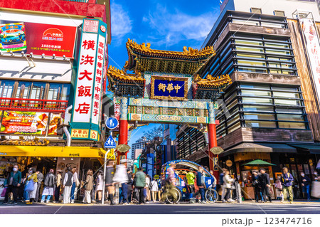 日本の横浜都市景観 3月。賑わう横浜中華街の善隣門。春節も終わり中華街大通り側の龍は姿を消した＝1日 123474716