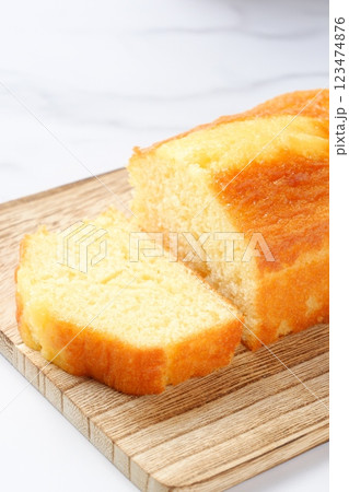 ふんわり、しっとりとした食感でやさしい甘さのパウンドケーキ 123474876