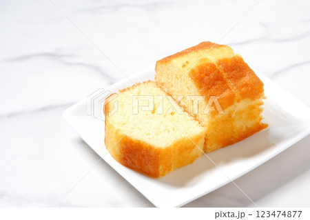 ふんわり、しっとりとした食感でやさしい甘さのパウンドケーキ 123474877