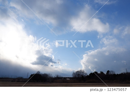 雨上がりの恩智川治水緑地から見た空 123475057