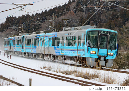 雪のIRいしかわ鉄道　IR色同士の4両編成 細呂木駅　IR03 123475251