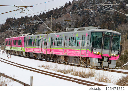 雪のハピラインふくい ハピ色特別色混結4両編成 細呂木駅 HF02,HF10編成 雪のハピラインふくい ハピ色特別色混結4両編成 細呂木駅 HF02,HF10編成 123475252