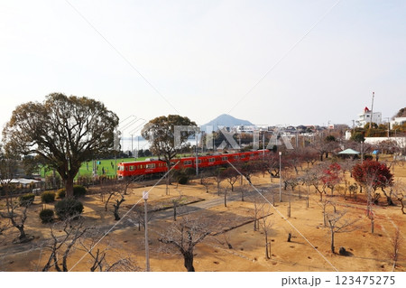 伊予鉄道高浜線・梅津寺駅付近を走行する列車 123475275
