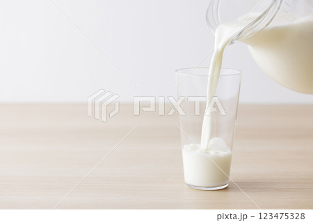 牛乳 123475328