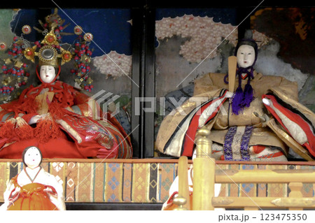 江戸時代後期のおひな様　岩手県花巻市大迫のひな祭りの古代びな 123475350