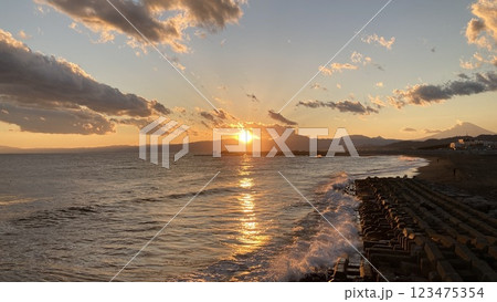 湘南海岸から見た夕日と富士山 湘南海岸から見た夕日と富士山 123475354