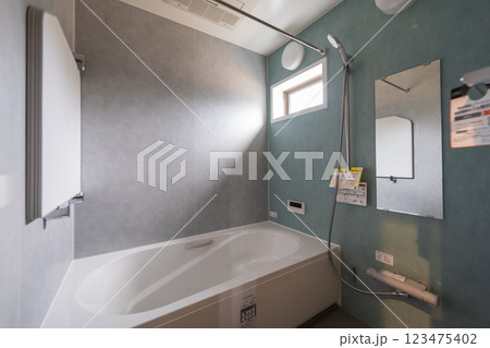 在来工法の浴室　タイル張り 123475402