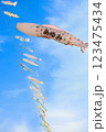 青空に泳ぐ鯉のぼり 123475434