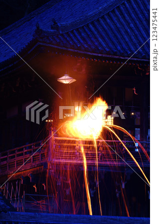 東大寺二月堂舞台とお水取りのお松明 123475441