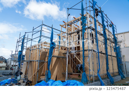 木造二階建て住宅の棟上げ　上棟 123475487