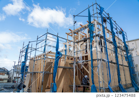 木造二階建て住宅の棟上げ　上棟 123475488