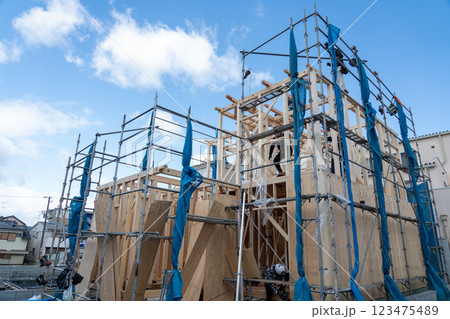 木造二階建て住宅の棟上げ　上棟 123475489
