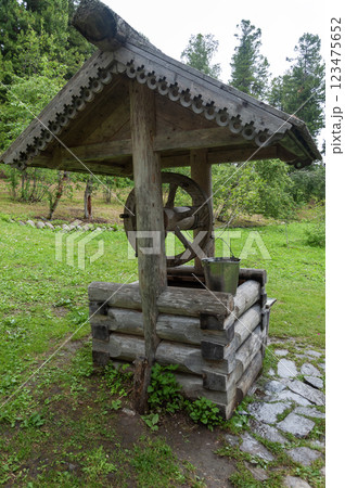 Wooden draw-well Wooden draw-well 123475652