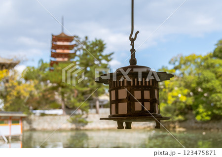 【広島宮島　厳島神社の吊灯篭と五重塔】 123475871
