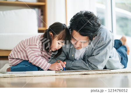 パパとお絵描きをする幼い女の子 123476052
